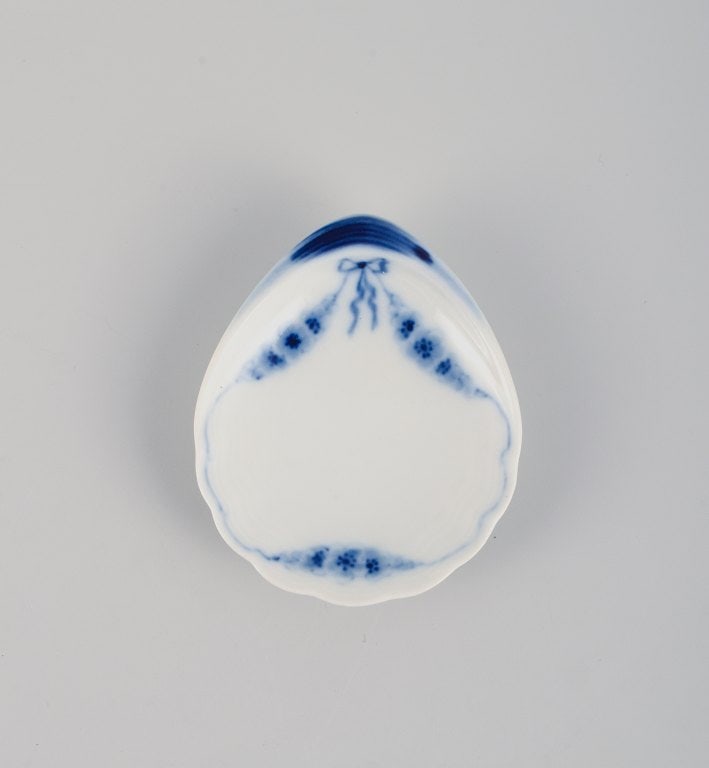 Bing & Grondahl, Empire, two small bowls, two salt shakers. 1920s. - 2