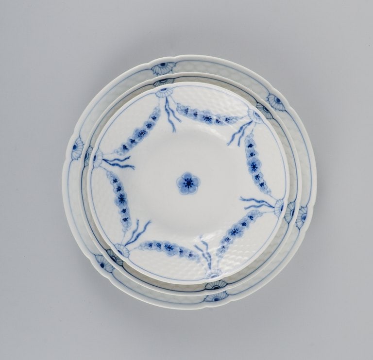 Bing & Grøndahl, Empire, three plates, two deep and a dinner plate. 1920s. - 2