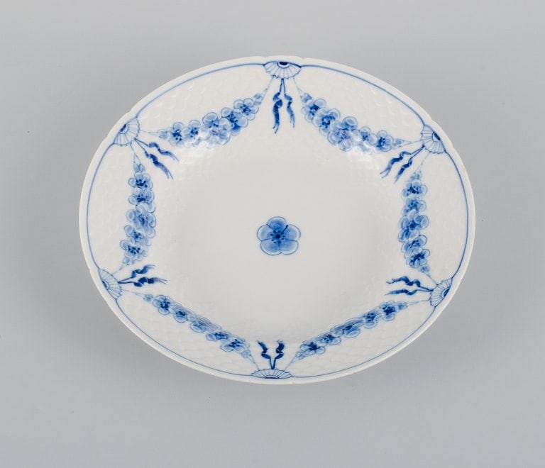 Bing & Grøndahl, Empire, three plates, two deep and a dinner plate. 1920s. - 4