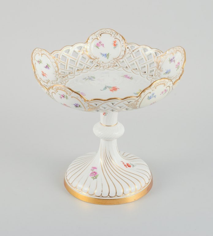 Large Meissen openwork compote decorated with polychrome flowers. Approx. 1900. - 2