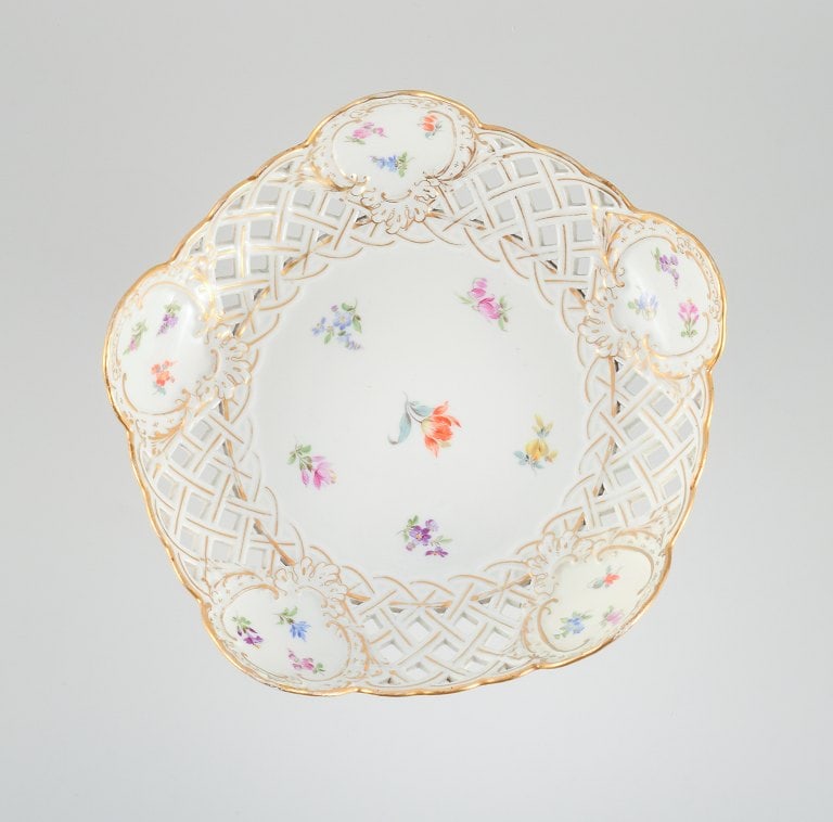 Large Meissen openwork compote decorated with polychrome flowers. Approx. 1900. - 3
