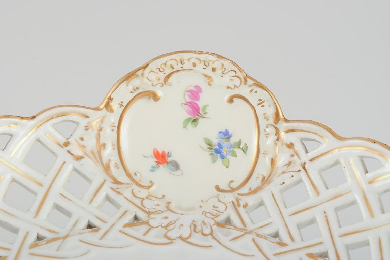 Large Meissen openwork compote decorated with polychrome flowers. Approx. 1900. - 4