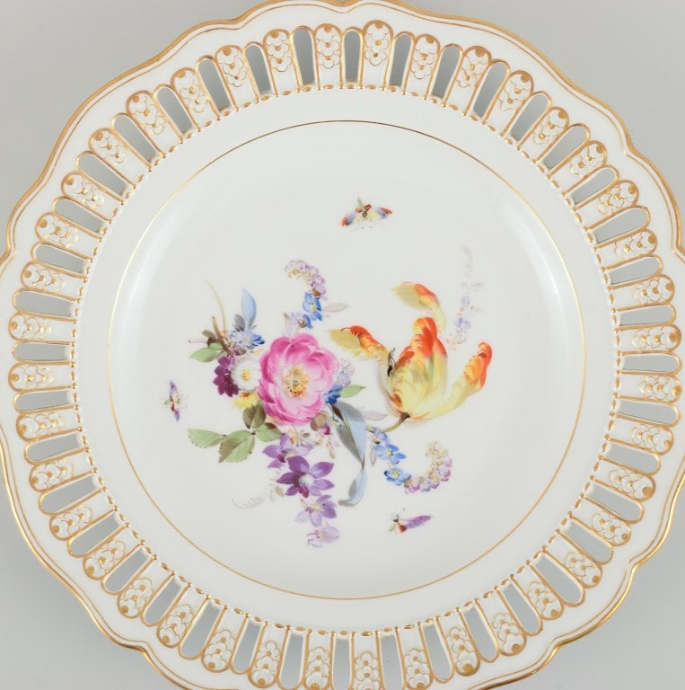 Antique Meissen openwork plate in hand-painted porcelain with flowers and gold decoration. Late 19th - 2