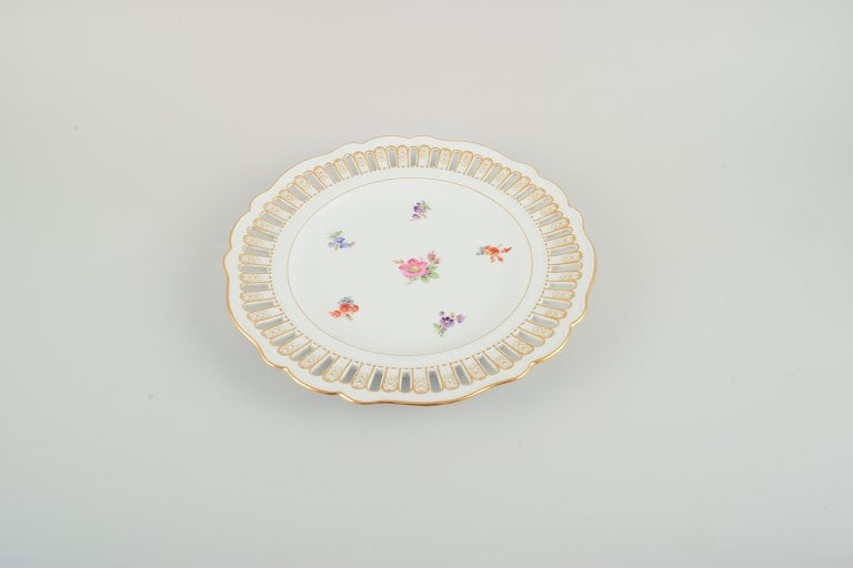 Antique Meissen openwork plate in hand-painted porcelain with flowers and gold decoration. Late 19th - 2