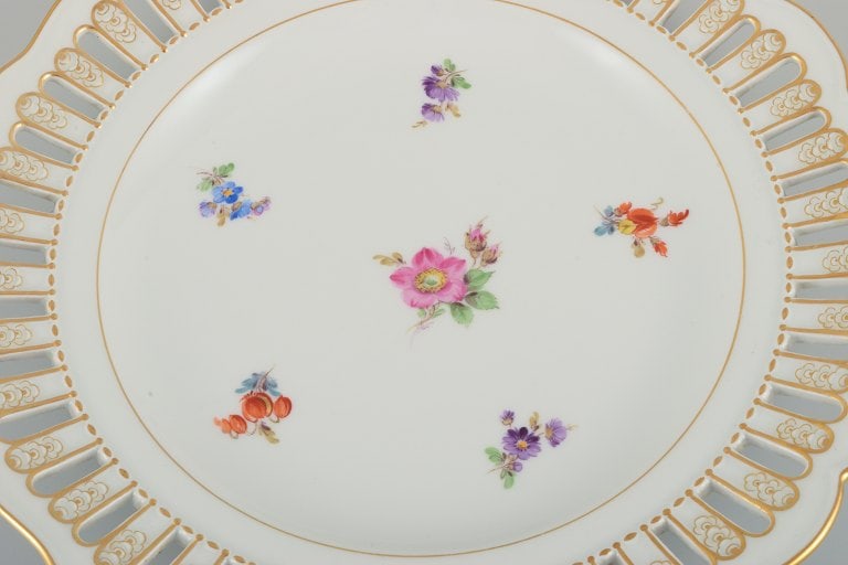 Antique Meissen openwork plate in hand-painted porcelain with flowers and gold decoration. Late 19th - 3