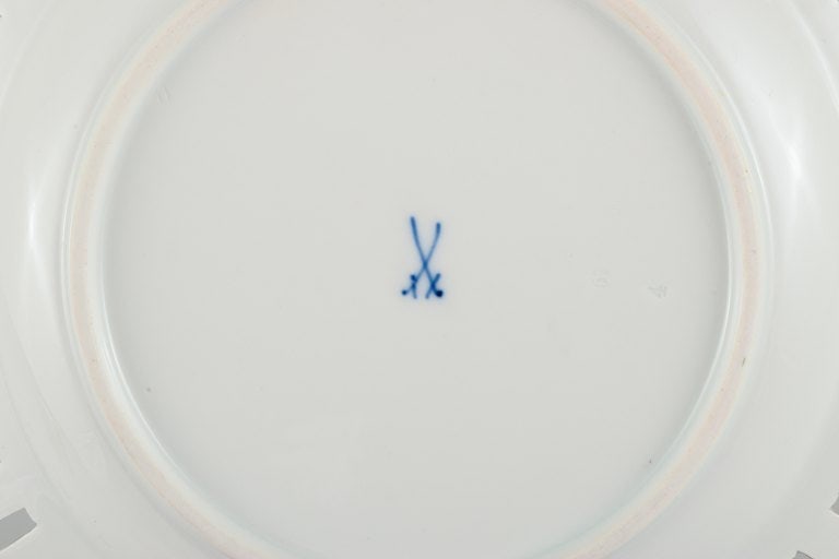 Antique Meissen openwork plate in hand-painted porcelain with flowers and gold decoration. Late 19th - 4