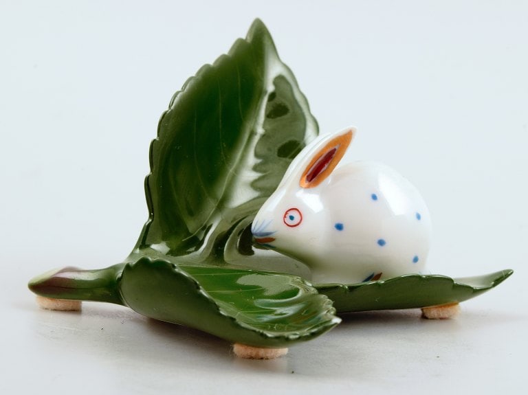 Herend, baby rabbit on leaf in porcelain. 1980s. - 2