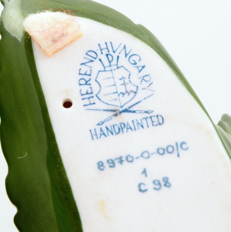 Herend, baby rabbit on leaf in porcelain. 1980s. - 3