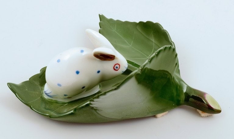 Herend, baby rabbit on leaf in porcelain. 1980s. - 4
