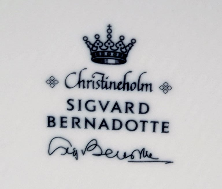 Sigvard Bernadotte for Christineholm. Twelve large dinner plates in porcelain with silver border. - 5