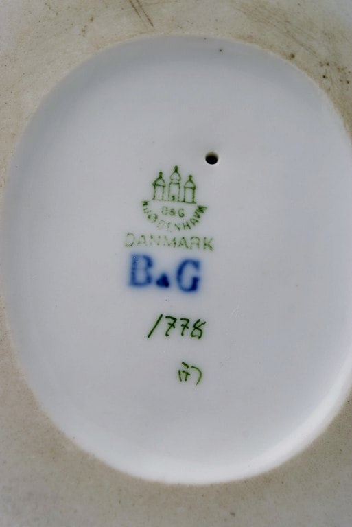 Rare Bing & Grøndahl porcelain figure. Two birds. Model number 1778. Early 20th century. - 8