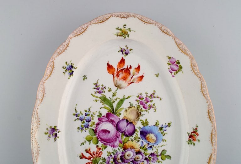 Large Meissen serving dish in porcelain with hand-painted flowers and gold decoration. Late 19th - 2