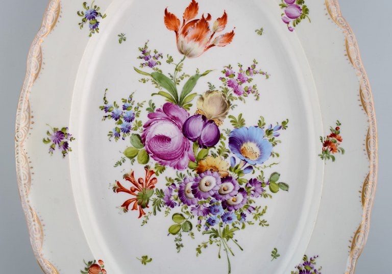 Large Meissen serving dish in porcelain with hand-painted flowers and gold decoration. Late 19th - 3