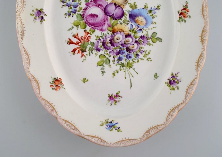 Large Meissen serving dish in porcelain with hand-painted flowers and gold decoration. Late 19th - 4