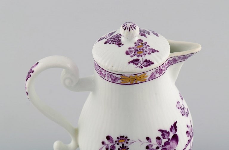 Antique and rare Meissen mocha pot in hand-painted porcelain. Purple flowers and gold decoration. - 4
