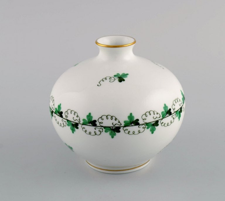 Two Herend vases in hand-painted porcelain. Mid 20th century. - 3