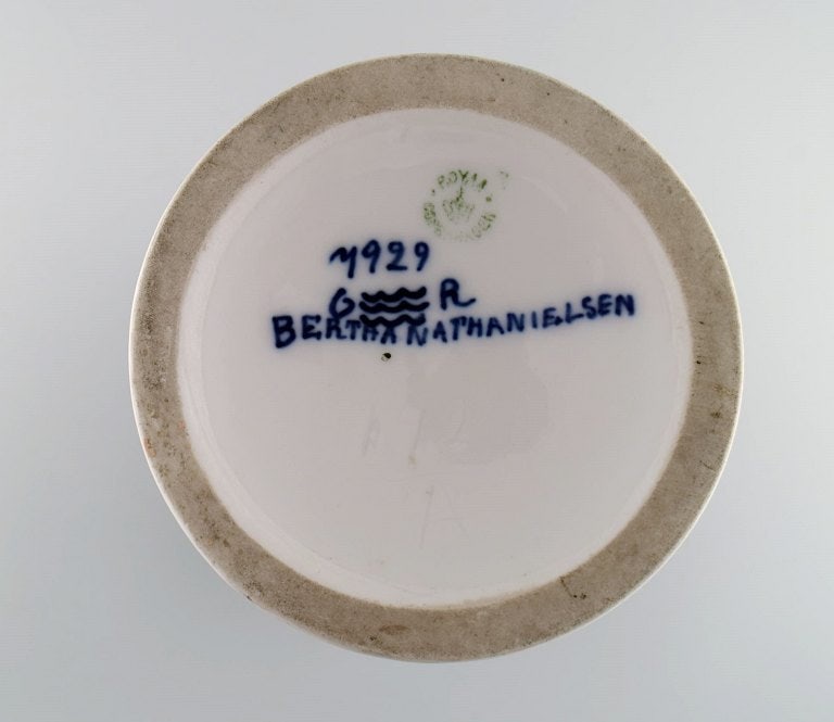 Bertha Nathanielsen for Royal Copenhagen. Large unique art nouveau vase in hand-painted porcelain. - 8