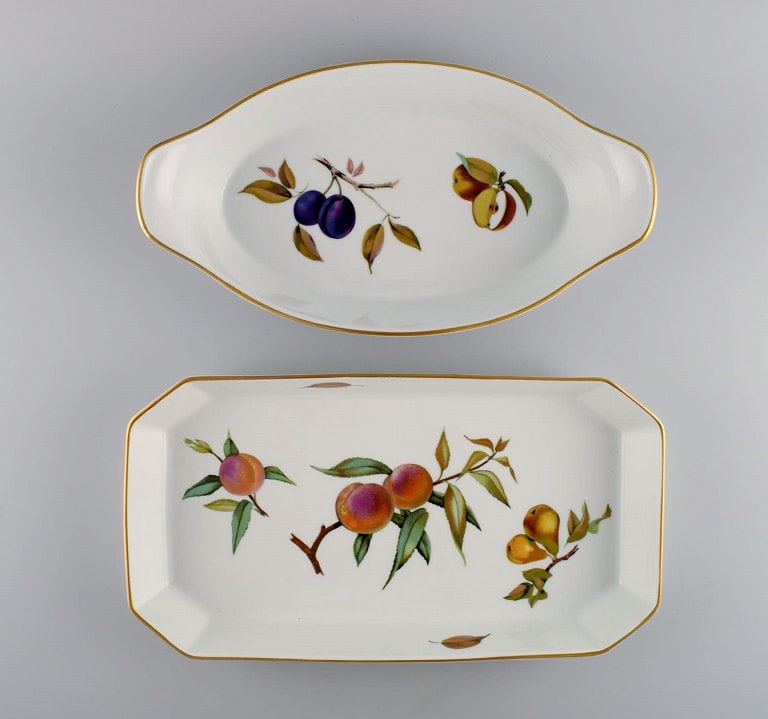 Royal Worcester, England. Two Evesham serving dishes in porcelain decorated with fruits and gold (1 of 7)