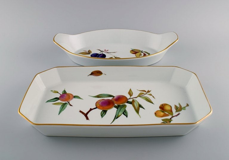 Royal Worcester, England. Two Evesham serving dishes in porcelain decorated with fruits and gold - 2