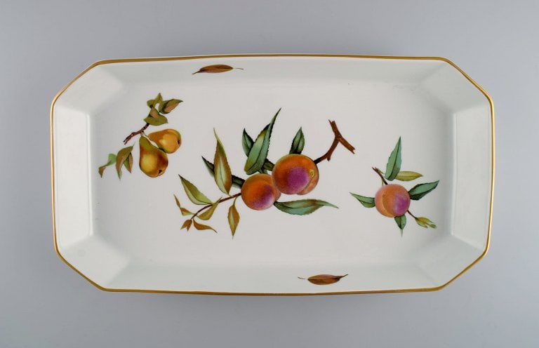 Royal Worcester, England. Two Evesham serving dishes in porcelain decorated with fruits and gold - 4