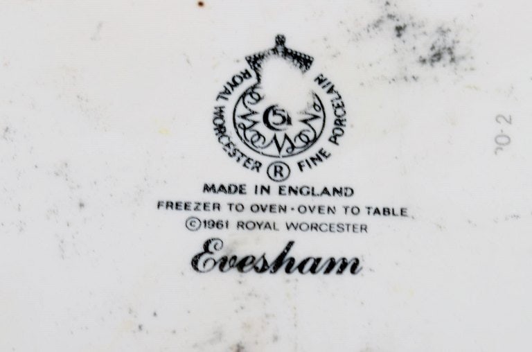 Royal Worcester, England. Two Evesham serving dishes in porcelain decorated with fruits and gold - 7