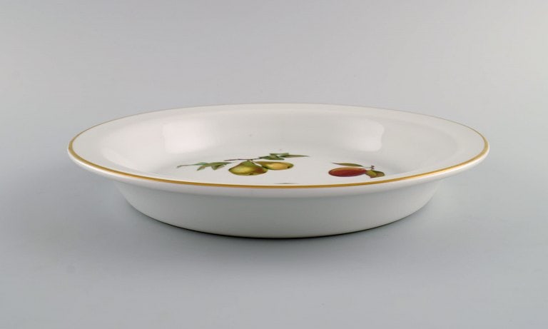 Royal Worcester, England. A pair of Evesham dishes / bowls in porcelain decorated with fruits and - 5