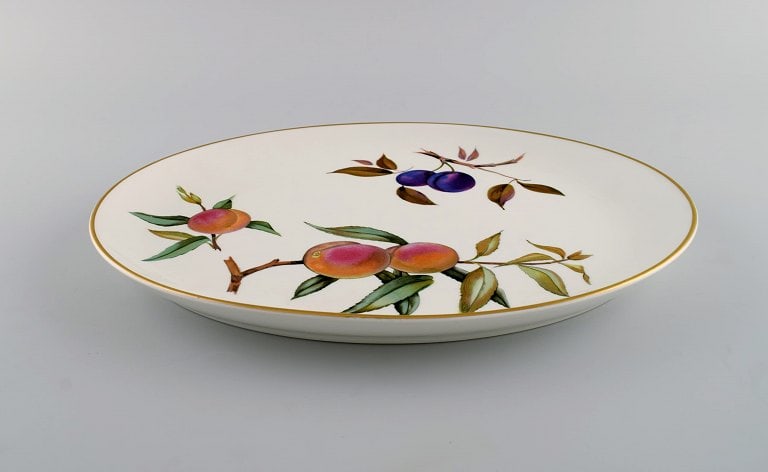 Royal Worcester, England. Two Evesham serving dishes in porcelain decorated with fruits and gold - 5