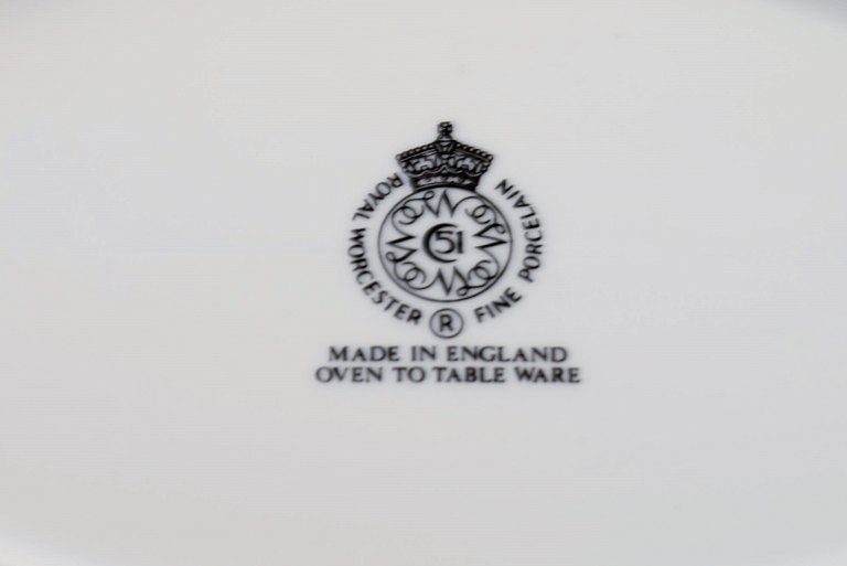 Royal Worcester, England. Two Evesham serving dishes in porcelain decorated with fruits and gold - 6