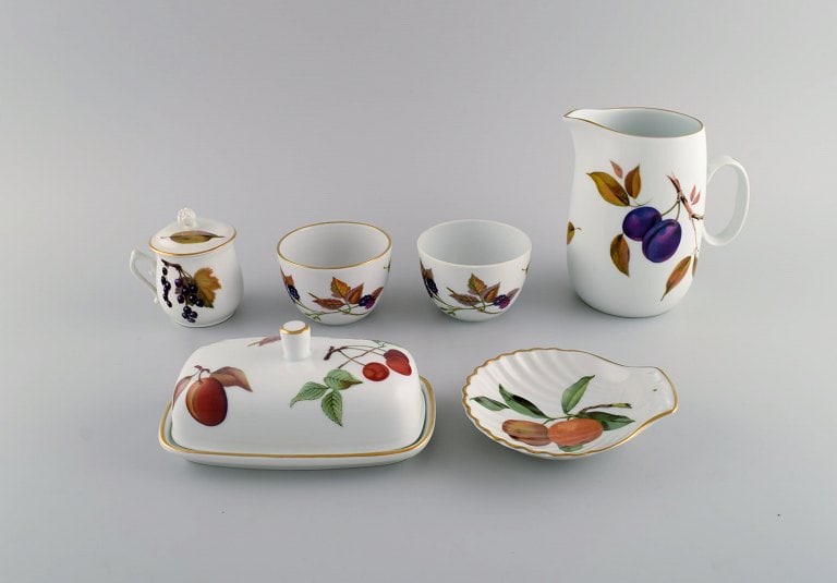 Royal Worcester, England. Six pieces of Evesham porcelain decorated with fruits and gold rim. 1980s. (1 of 8)