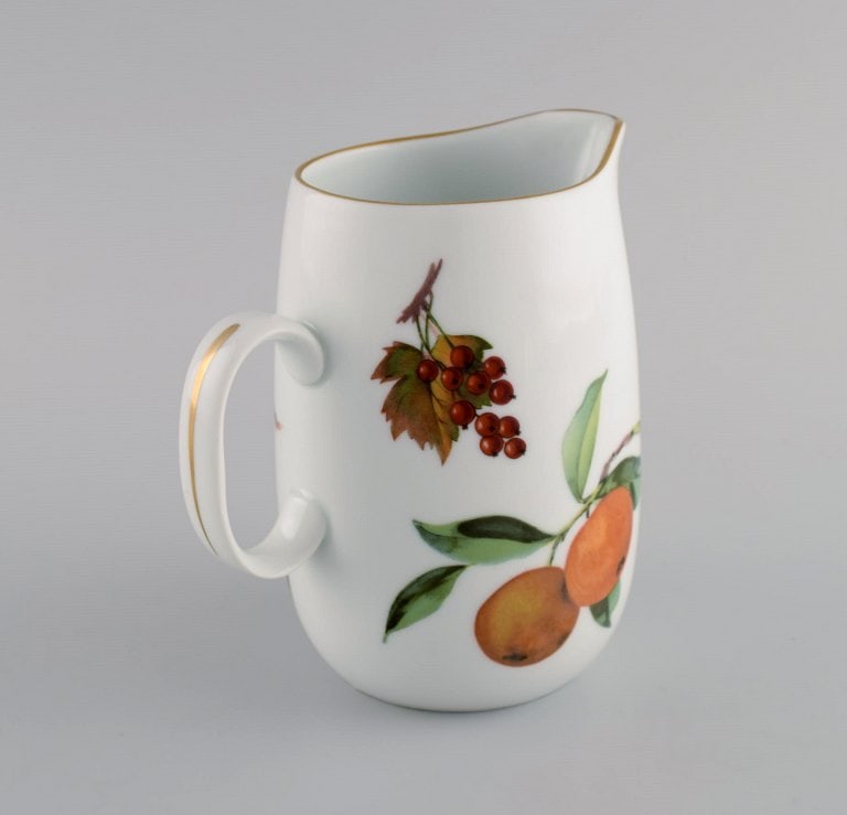 Royal Worcester, England. Six pieces of Evesham porcelain decorated with fruits and gold rim. 1980s. - 4