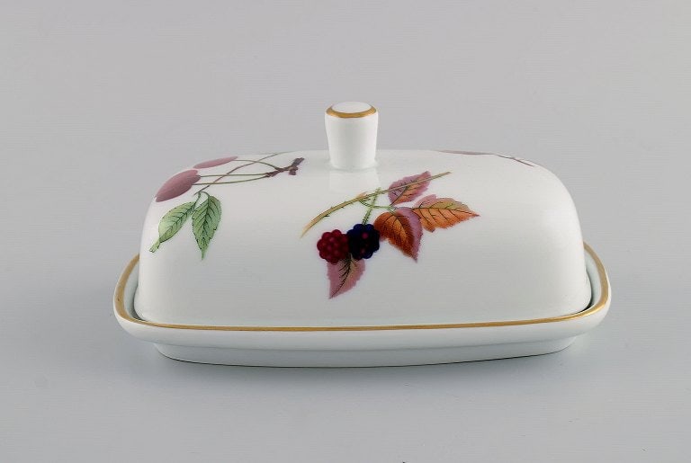 Royal Worcester, England. Six pieces of Evesham porcelain decorated with fruits and gold rim. 1980s. - 6