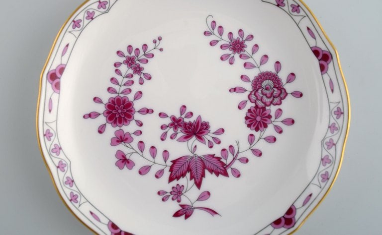 Hutschenreuther, Germany. Three plates and two bowls in openwork porcelain with hand-painted flowers - 3