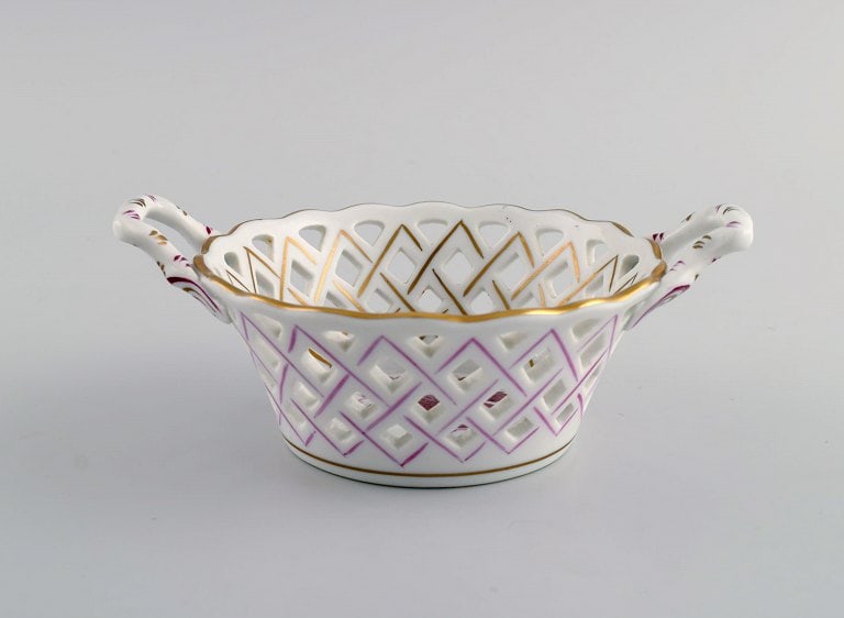 Hutschenreuther, Germany. Three plates and two bowls in openwork porcelain with hand-painted flowers - 5