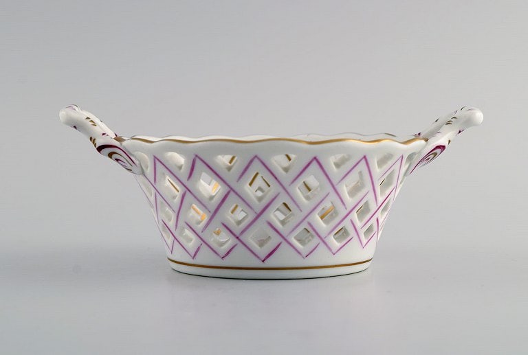 Hutschenreuther, Germany. Three plates and two bowls in openwork porcelain with hand-painted flowers - 6