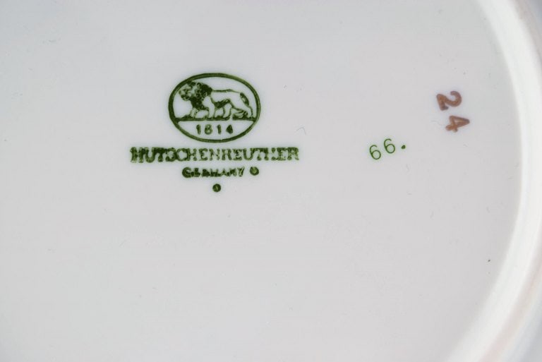 Hutschenreuther, Germany. Three plates and two bowls in openwork porcelain with hand-painted flowers - 7