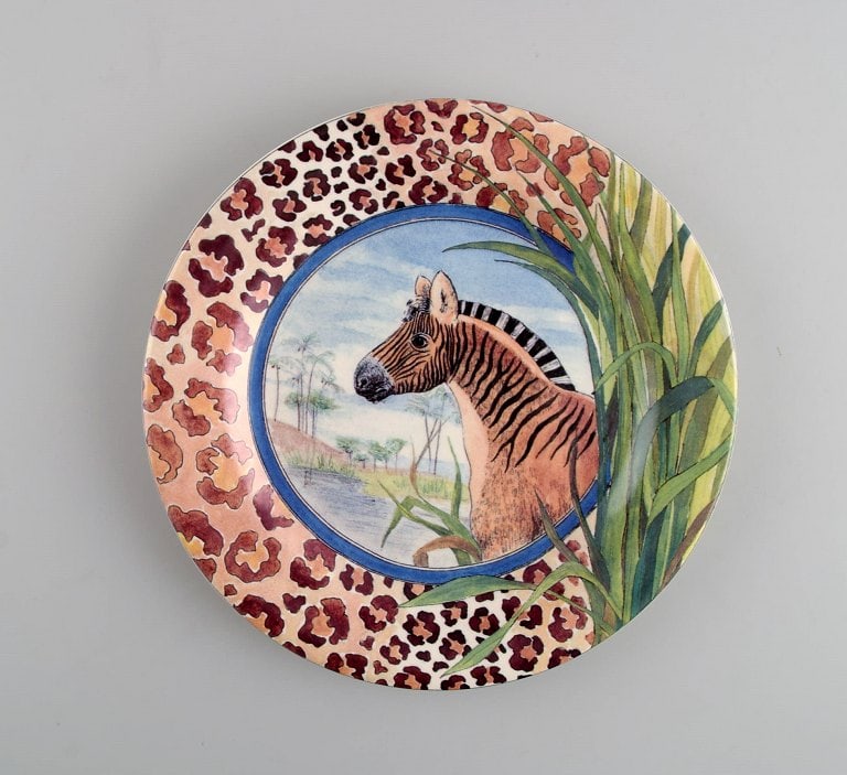 Gien, France. Two Savane porcelain plates with hand-painted zebras. Late 20th century. - 2