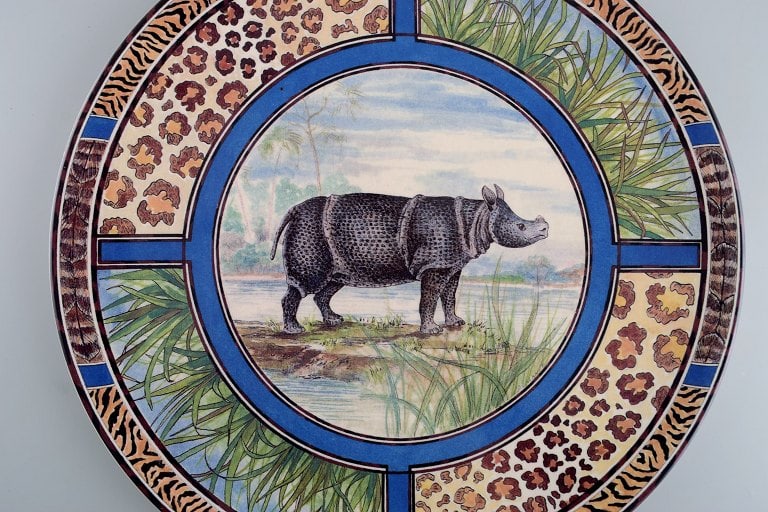 Gien, France. Large Savane porcelain dish with hand-painted rhinoceros. Late 20th century. - 2