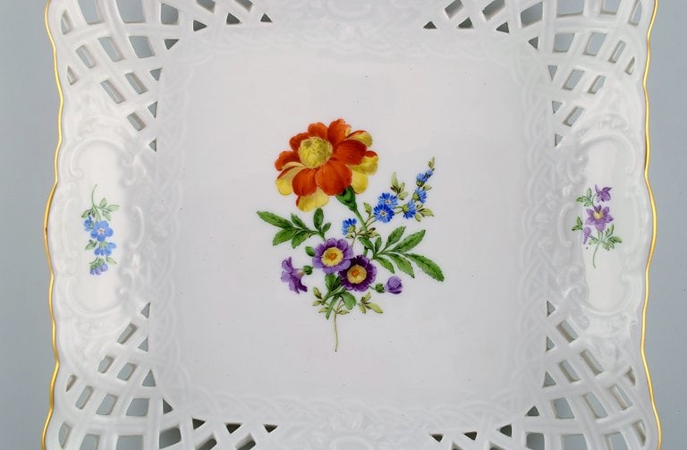 Square Meissen dish / bowl in openwork porcelain with hand-painted flowers and gold edge. Early 20th - 2