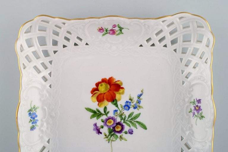 Square Meissen dish / bowl in openwork porcelain with hand-painted flowers and gold edge. Early 20th - 3