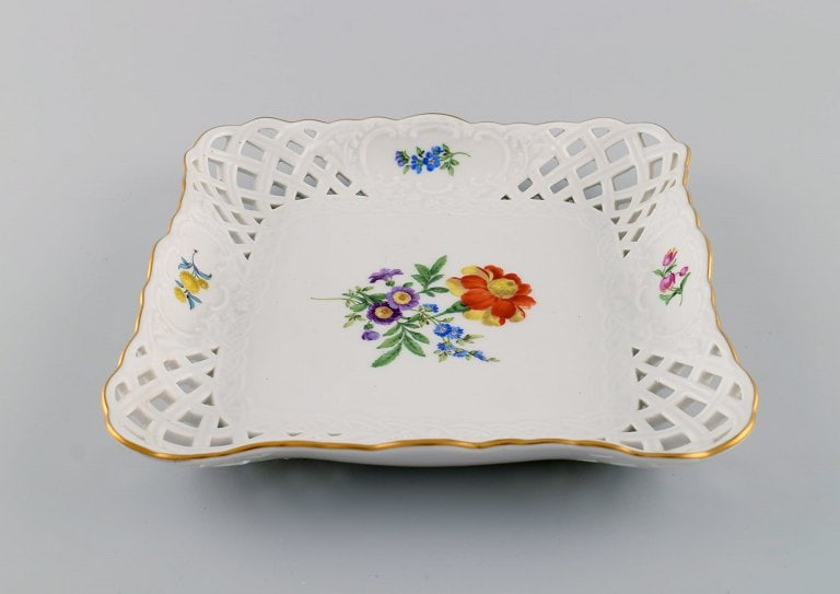 Square Meissen dish / bowl in openwork porcelain with hand-painted flowers and gold edge. Early 20th - 4