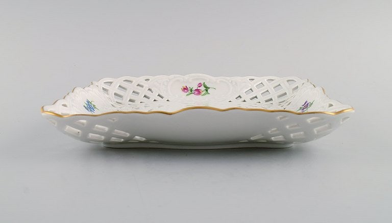Square Meissen dish / bowl in openwork porcelain with hand-painted flowers and gold edge. Early 20th - 5