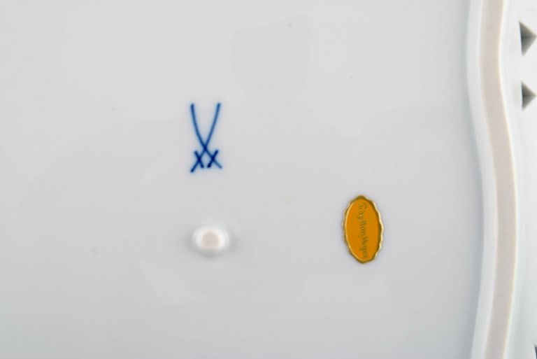 Square Meissen dish / bowl in openwork porcelain with hand-painted flowers and gold edge. Early 20th - 6