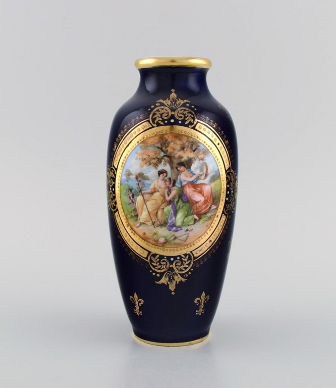 Antique Wien vase in hand-painted porcelain. Classic motifs and gold decoration on a dark blue (1 of 7)