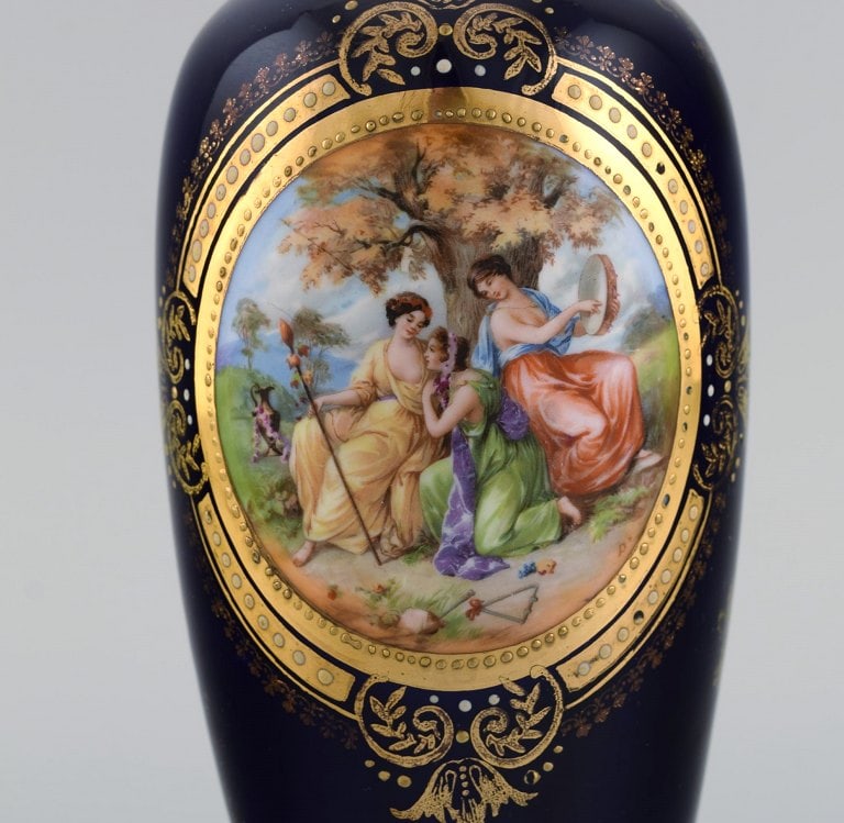 Antique Wien vase in hand-painted porcelain. Classic motifs and gold decoration on a dark blue - 2