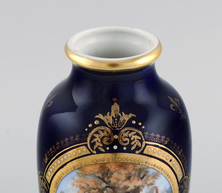 Antique Wien vase in hand-painted porcelain. Classic motifs and gold decoration on a dark blue - 3