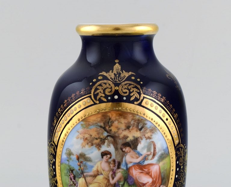 Antique Wien vase in hand-painted porcelain. Classic motifs and gold decoration on a dark blue - 4