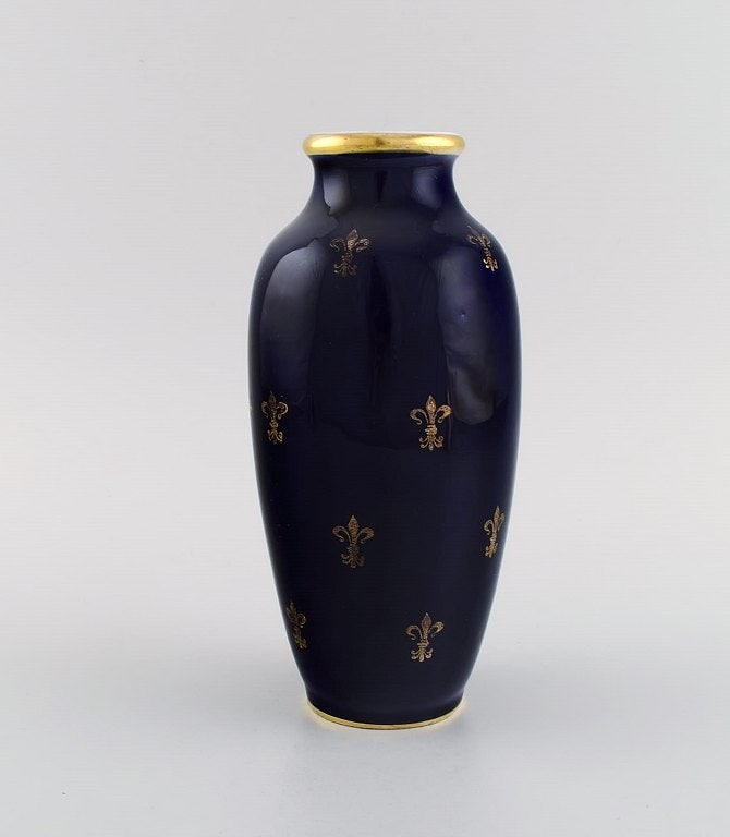 Antique Wien vase in hand-painted porcelain. Classic motifs and gold decoration on a dark blue - 5