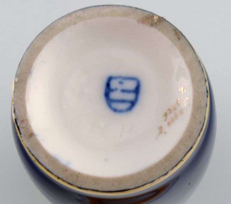 Antique Wien vase in hand-painted porcelain. Classic motifs and gold decoration on a dark blue - 7