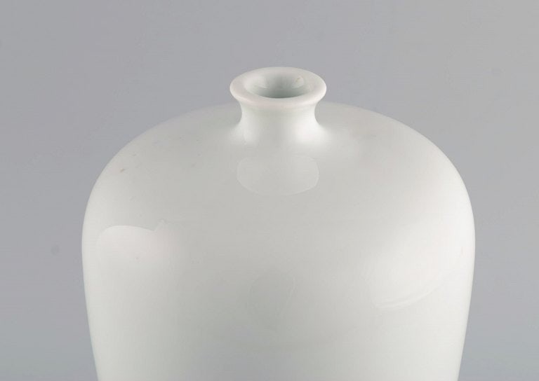 H. Hedenborg for Rosenthal. Antique vase in hand-painted porcelain with female portrait. Approx. - 4