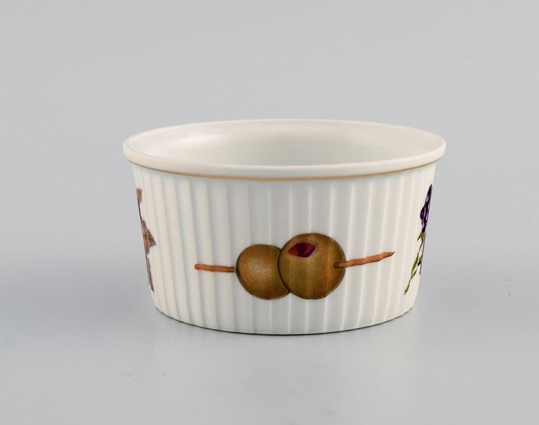 Royal Worcester, England. Eight small Evesham porcelain bowls decorated with fruits and gold rim. - 2